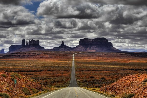 Route menant aux montagnes