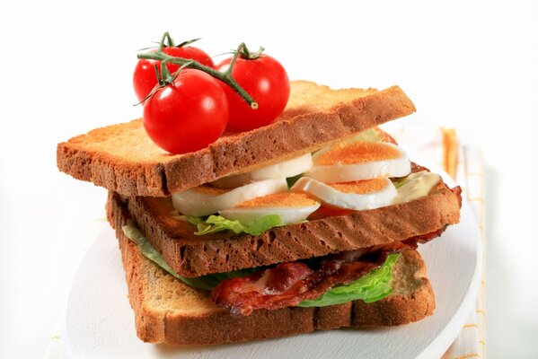 Sandwich with bacon, eggs and tomatoes