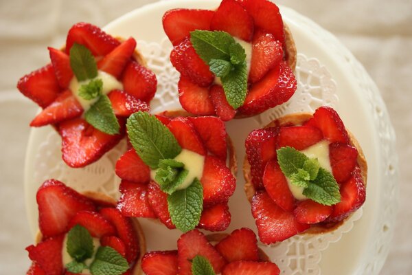 Tartelettes décorées de fleurs de fraises 