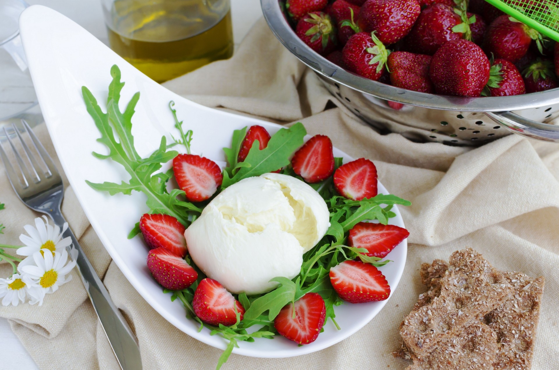 fresas pan manzanilla bayas rúcula lechuga queso tenedor