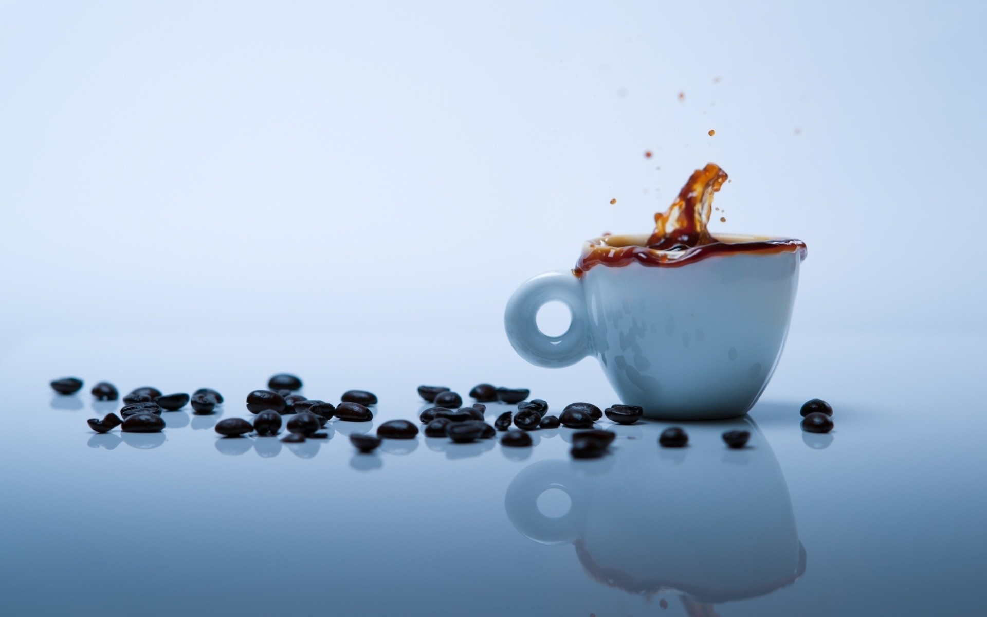 riflessione caffè grani bomboletta spray tazza