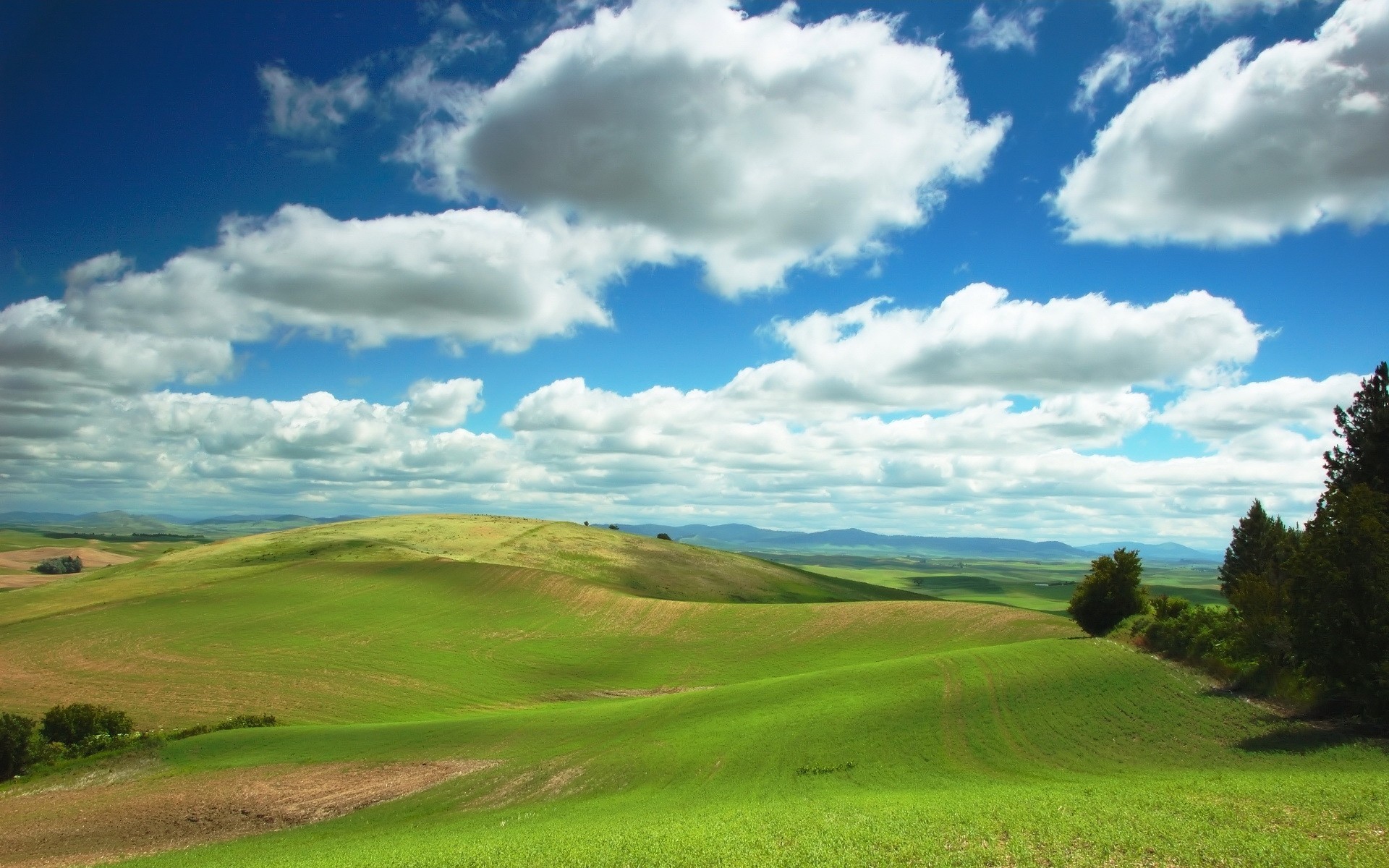 champ nuages collines ciel