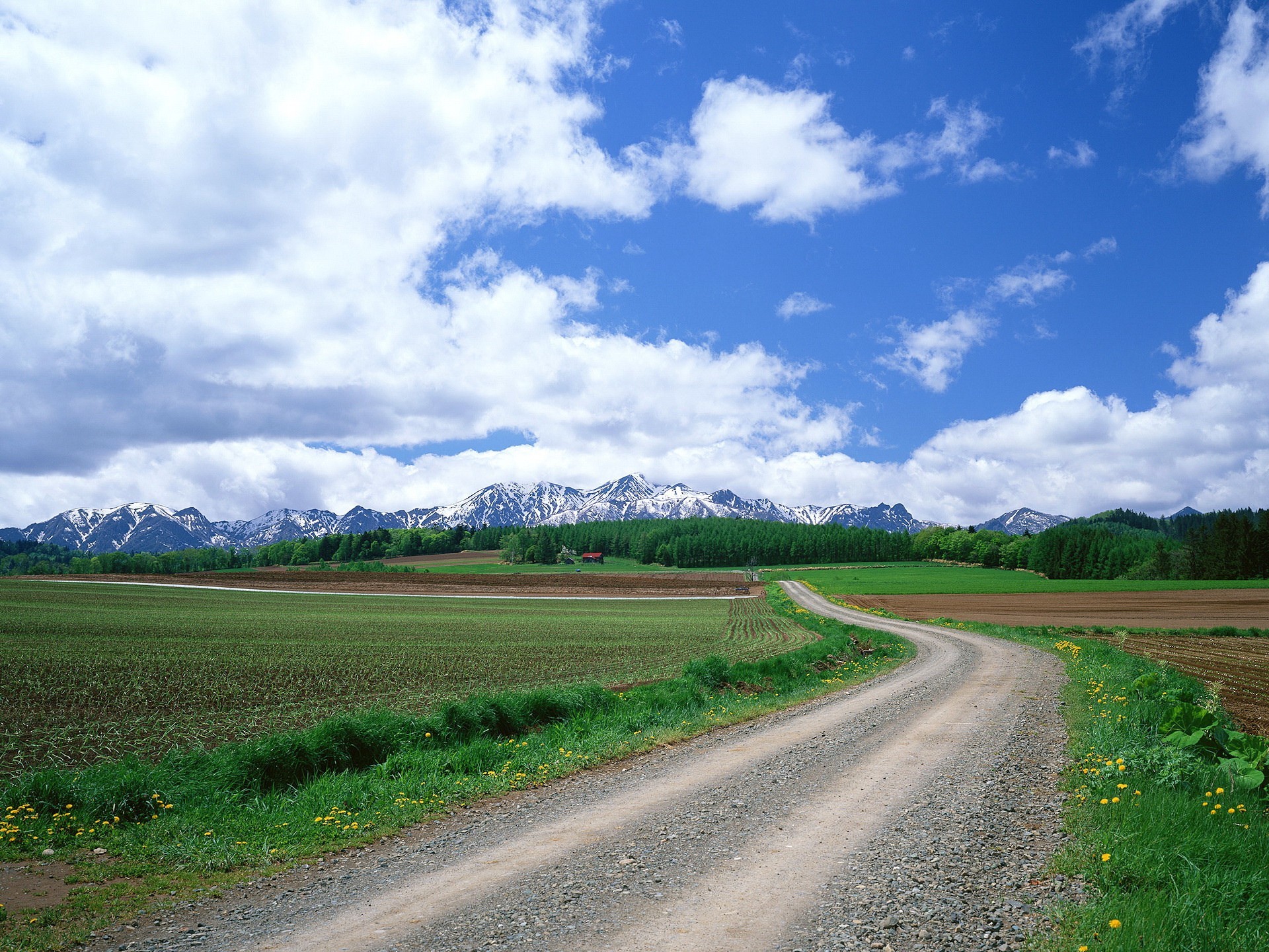 route champ nuages montagnes