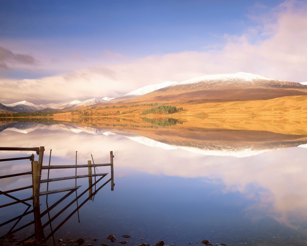 reflexión lago montañas