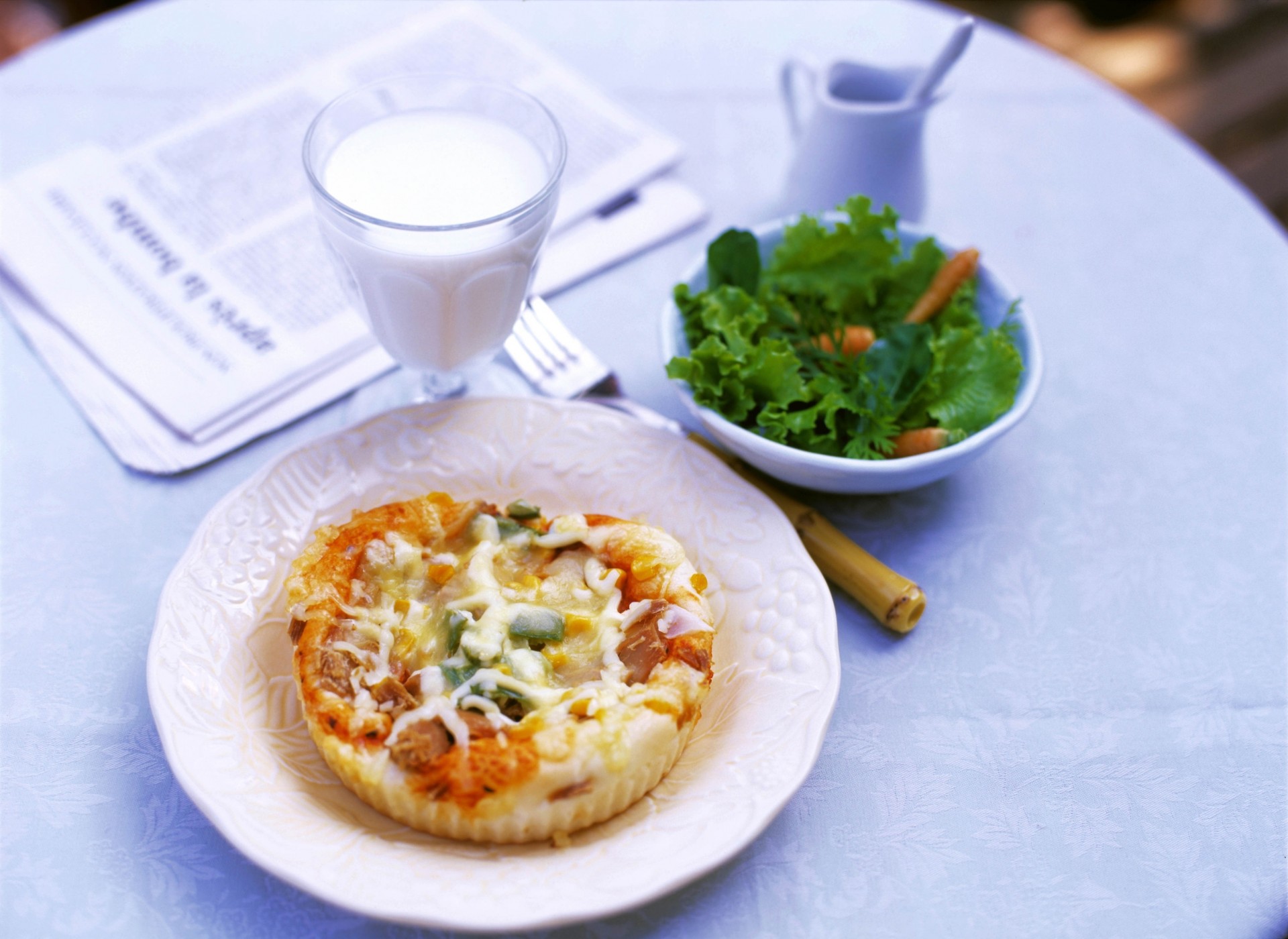 colazione cottura al forno targa verde forchetta cibo latte giornale vetro tavolo