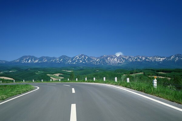 Bella strada per le montagne