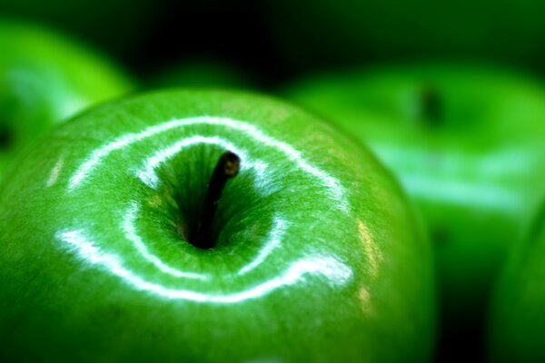 Glänzende grüne Äpfel in der Nähe