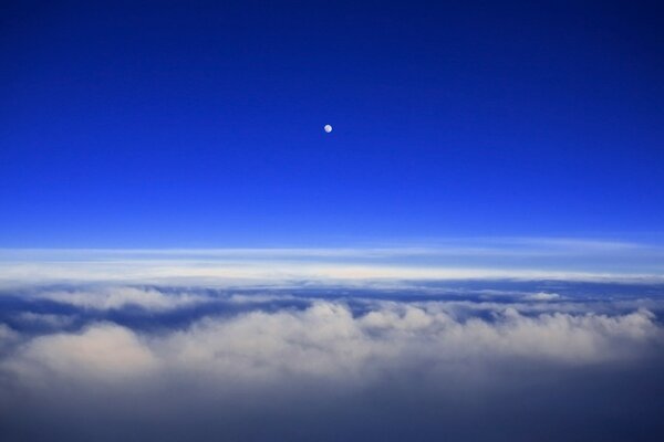 Luna nueva en el cielo azul