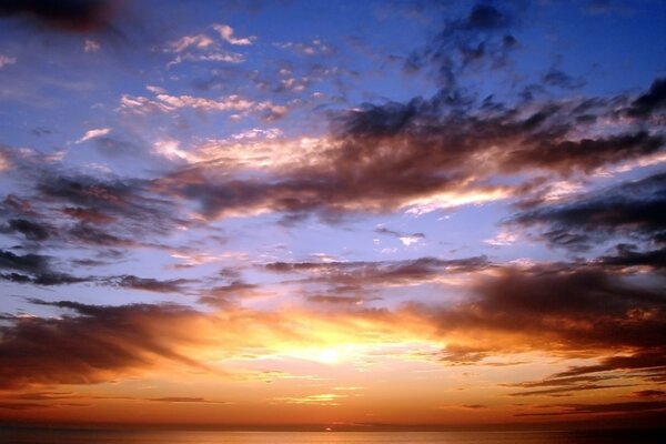 Coucher de soleil inhabituel dans le ciel