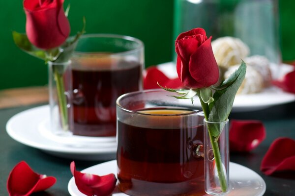 Deux tasses de thé et roses rouges