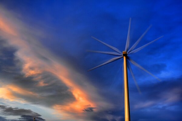 Der faszinierende blaue Himmel lenkt von Windrädern ab