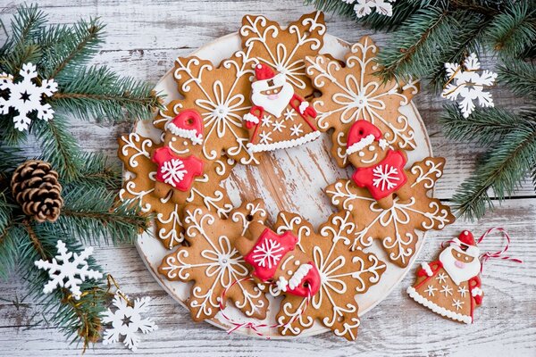 Galletas de año nuevo, pan de jengibre con decoración decorativa