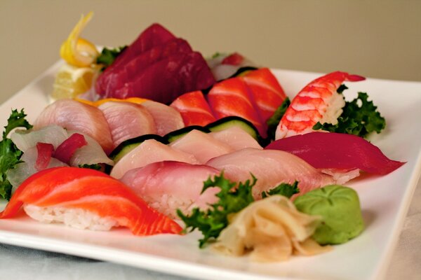 Sashimi de fruits de mer sur une assiette blanche