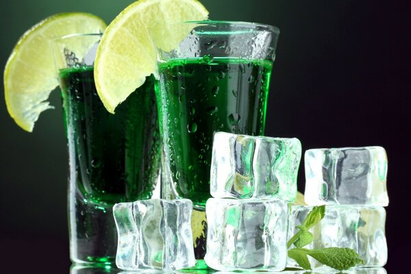 Alcool au citron vert et glaçons