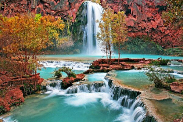 Wasserfall unter bunten Bäumen