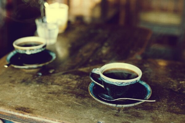 Deux tasses de café sur la table