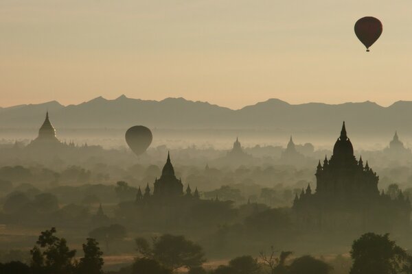 Luftballon im Nebel