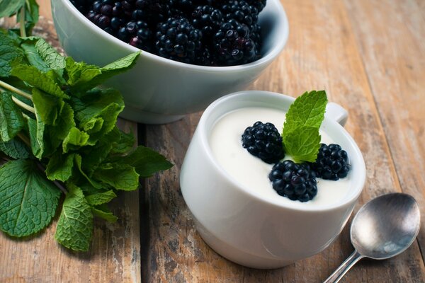 Dessert auf einem schönen Hintergrund, Joghurt mit Brombeeren