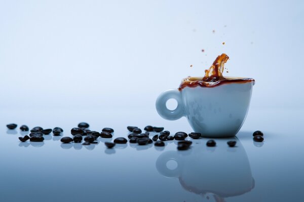 Reflexion der Tasse Kaffee und Bohnen