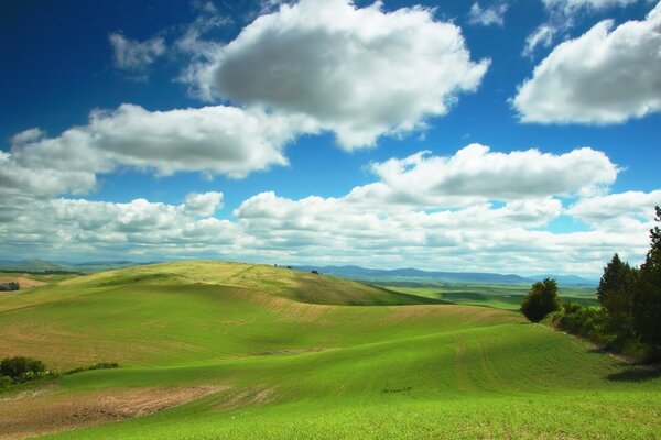 Schöne Landschaft mit Hügeln und Wolken