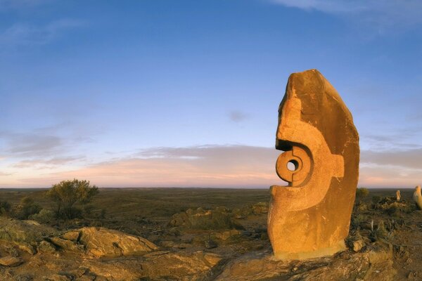 Interesante forma de piedra contra el cielo