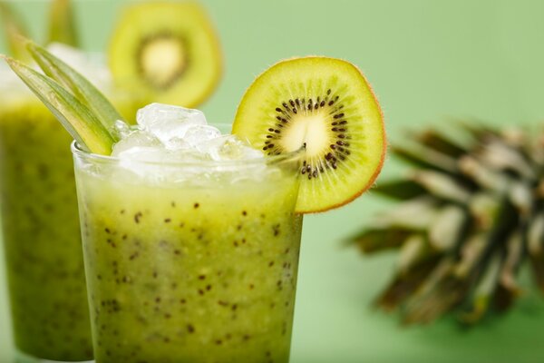 Bicchiere con cocktail di kiwi e ghiaccio