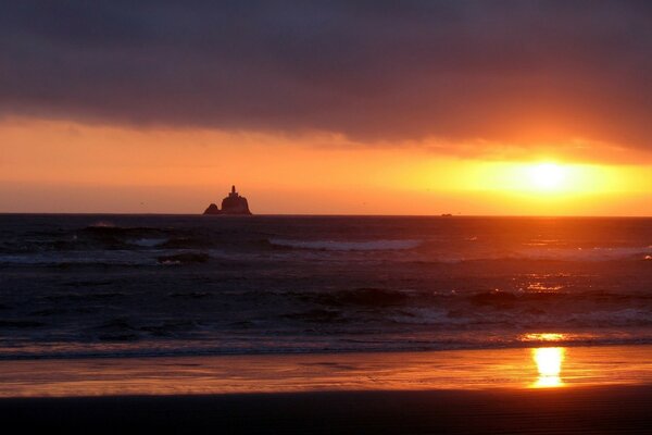 Hermosa puesta de sol en el fondo de la ola