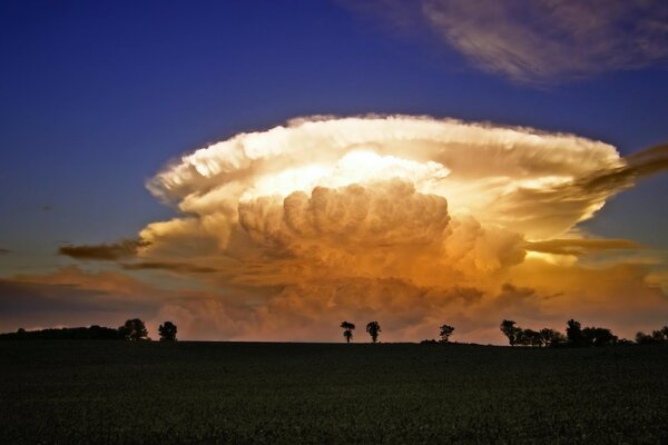 Eine leuchtende Wolke am Himmel. Ein ungewöhnliches Naturphänomen