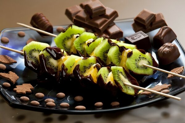 Frutta di kiwi cosparsa di cioccolato