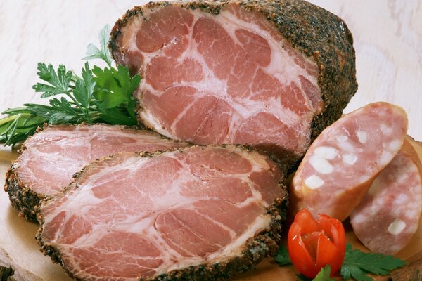 Pezzi di carne di bouganville tagliati su un tagliere