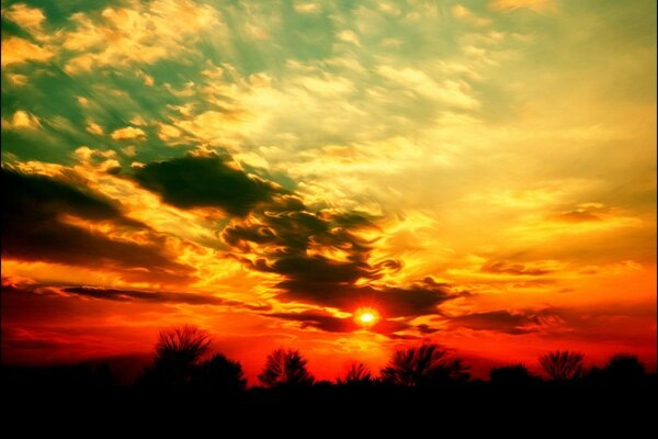 La brillante puesta de sol carmesí iluminó todo el cielo