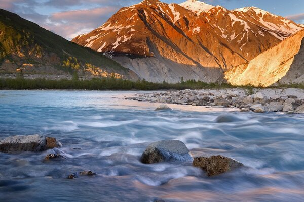 Un courant orageux. Montagnes au soleil