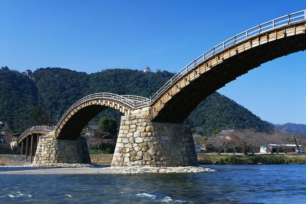 Мост в Японии над спокойной рекой