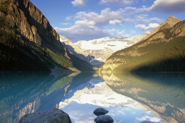 Clouds and mountains are reflected in the pond