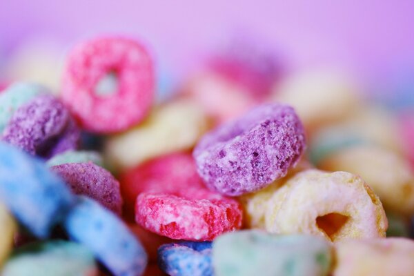 Un montón de pequeños anillos dulces de colores
