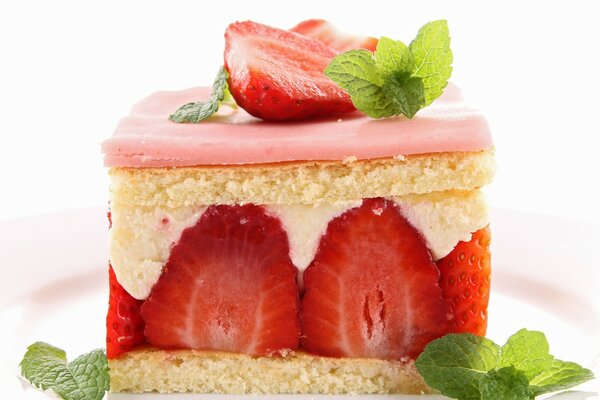 Dessert sucré à la fraise et à la menthe