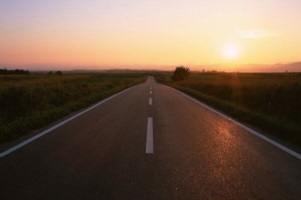 Дорога ведущая к закату солнца