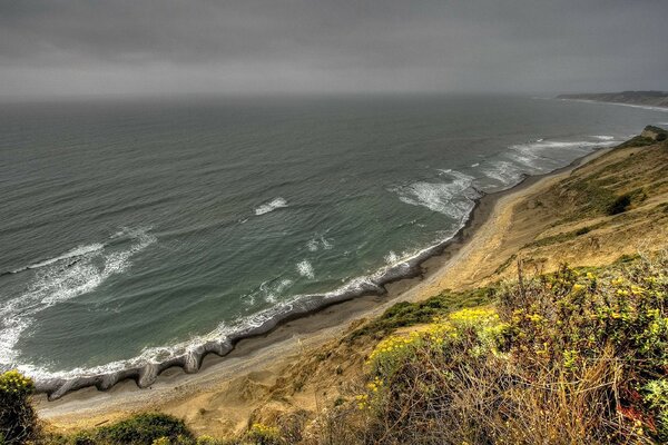 Ciel sombre et mer sombre