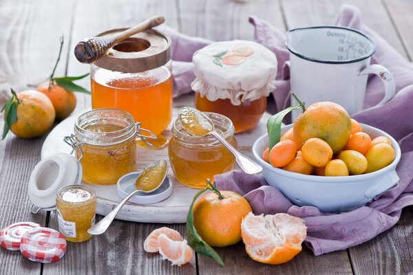 Picknickfoto, Gläser mit Honig, Obst auf einem Teller