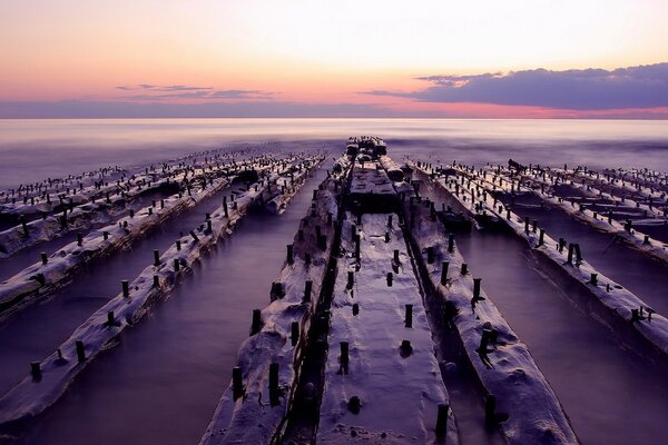 Blocchi in mare sullo sfondo di un bellissimo tramonto rosso