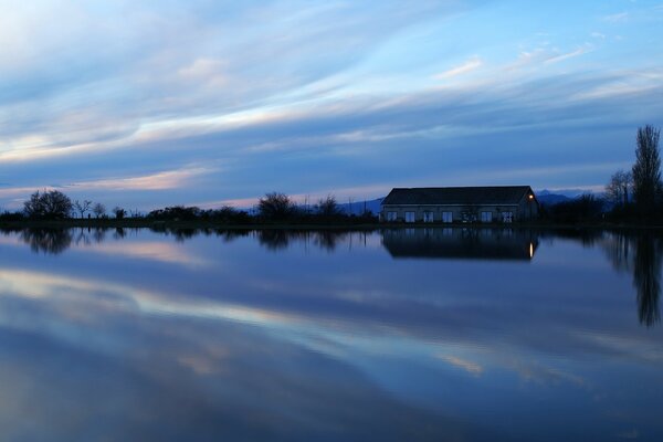 Lac le soir. Bâtiment dans le reflet d un plan d eau