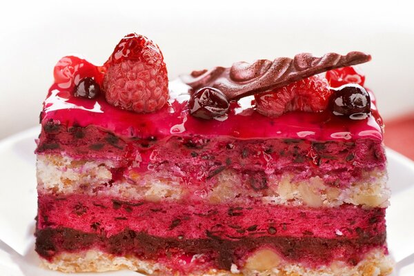 Торт с ягодной начинкой, десерт на белом фоне