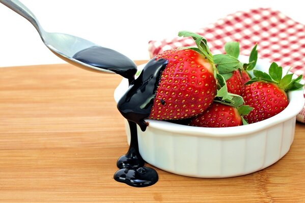 Fresas en una taza , rociadas con chocolate