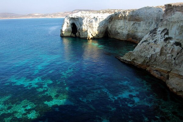 Enormes acantilados blancos en la costa del mar