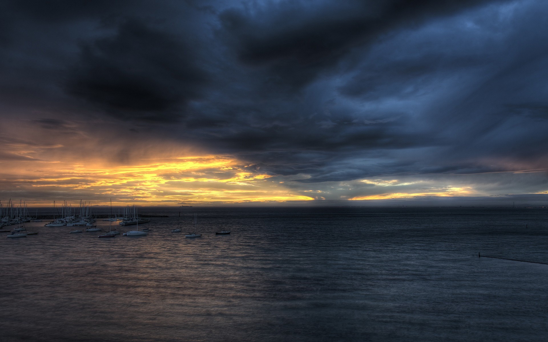 nubes mar barcos oscuridad