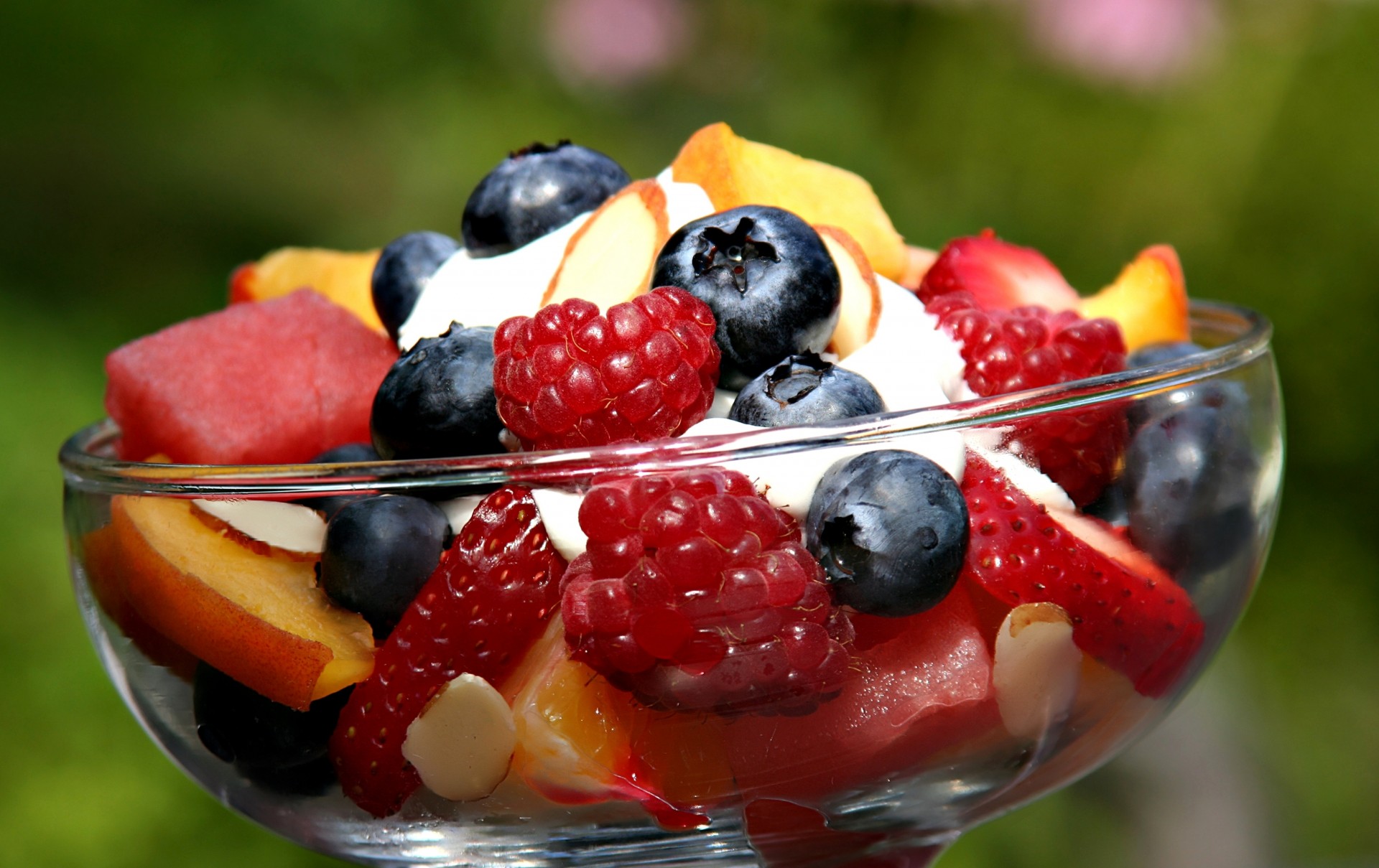 fraises framboises bleuets fruits baies salade pêches