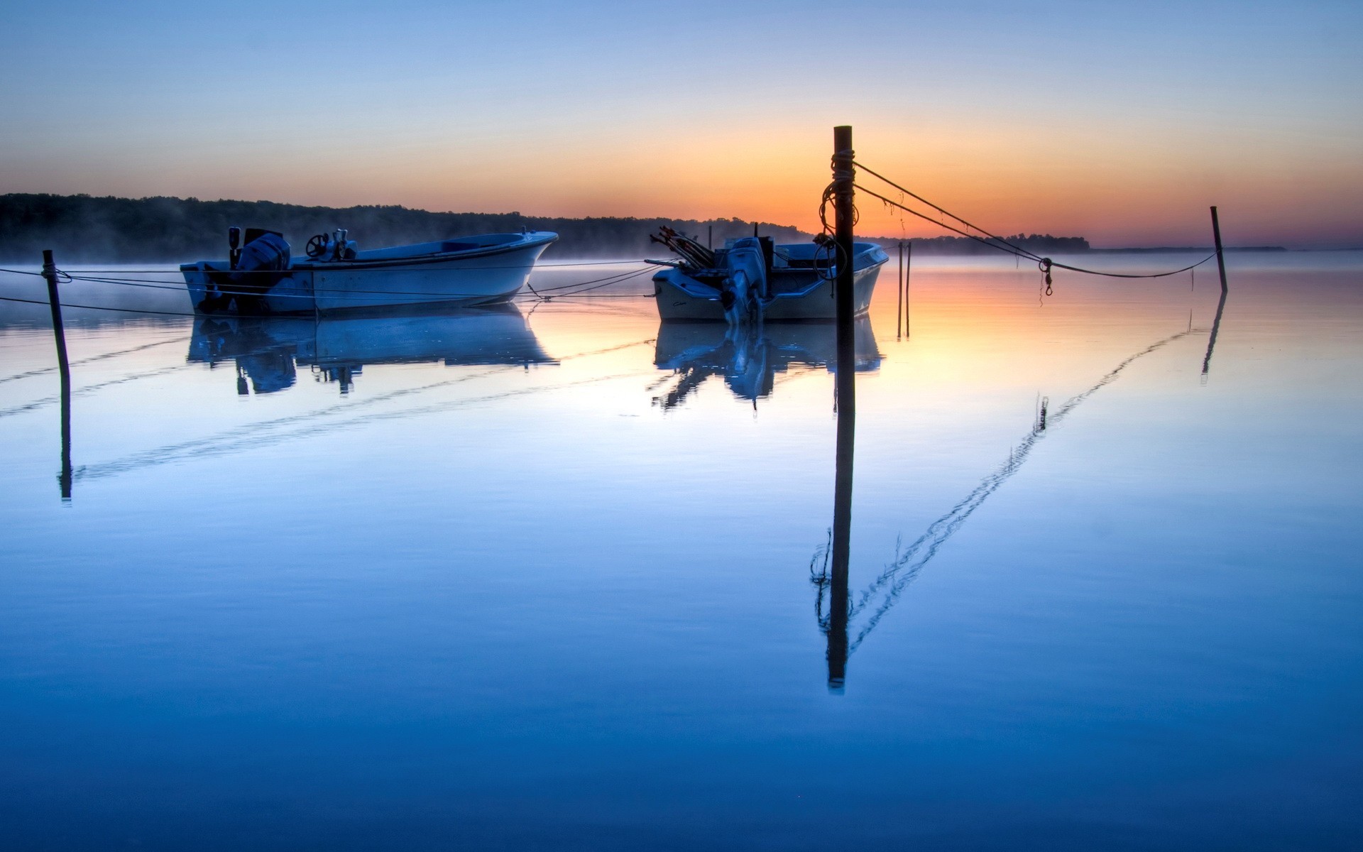 bateau bleu eau brouillard