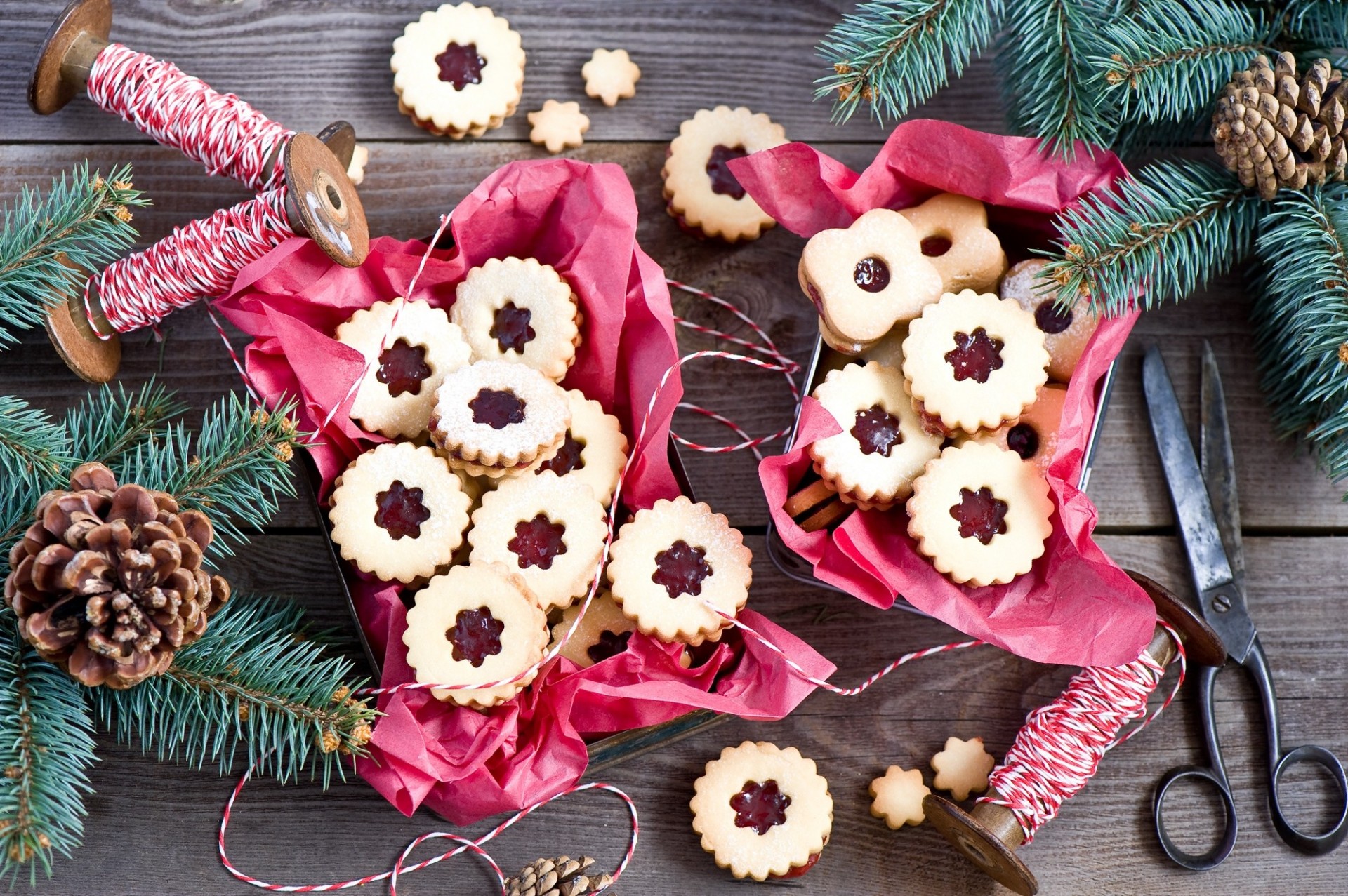 hilos galletas ramas conos cerezas tijeras