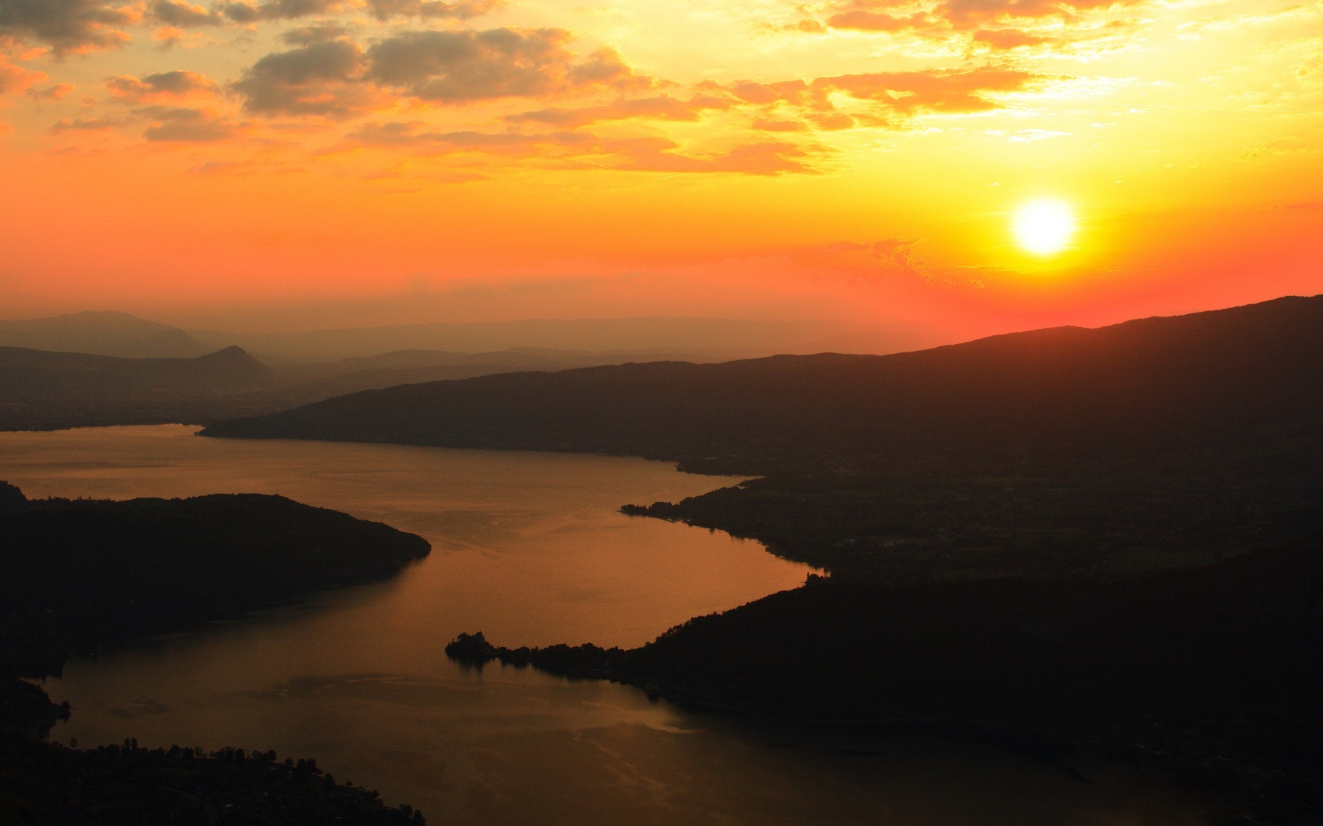 río sol nubes