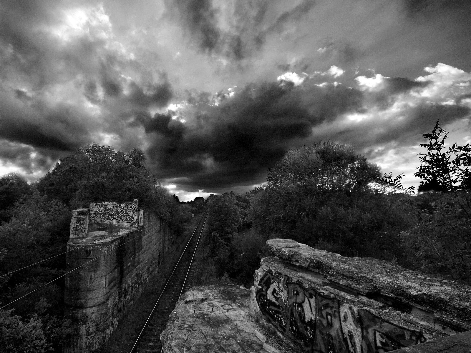 chemin de fer chemin de fer graffiti noir et blanc nuages